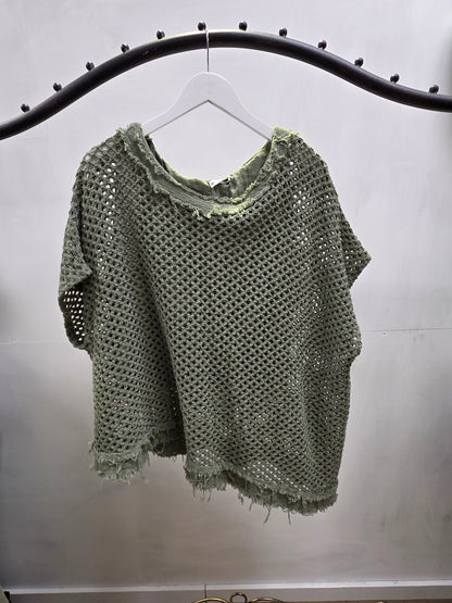 Asymmetrischer Lochstrick-Pulli